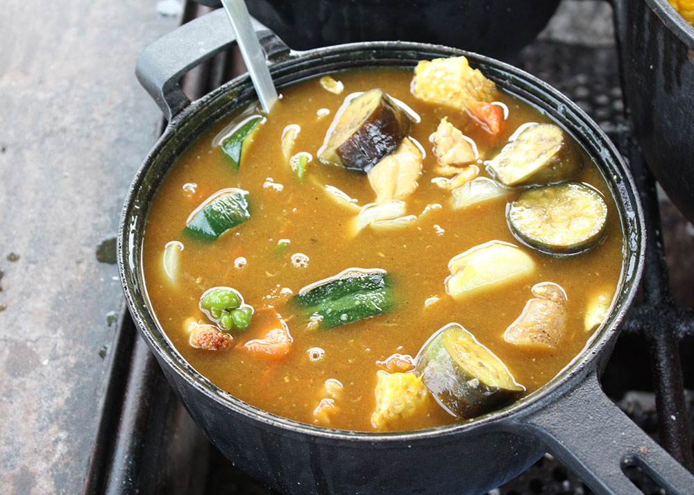 炭を使ってキャンプで作ろう ローストチキンで作る夏野菜のスープカレー なじょったニュース
