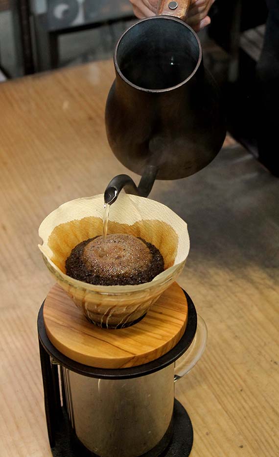 コーヒー用品に新提案 鉄瓶 遊山の「ドリップ鉄瓶」 | なじょったニュース